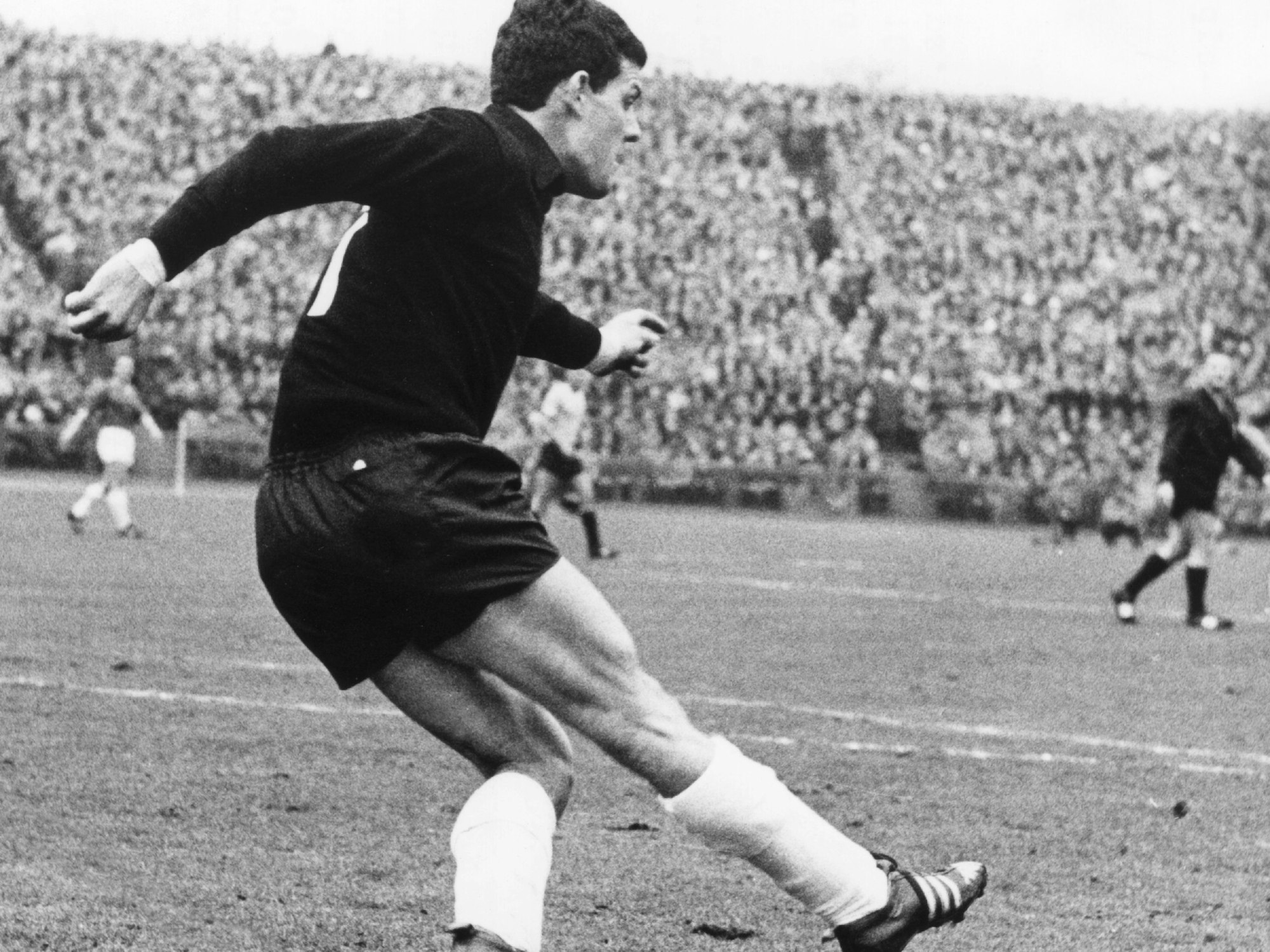 Torhüter Wolfgang Fahrian schlägt den Ball ins Feld.