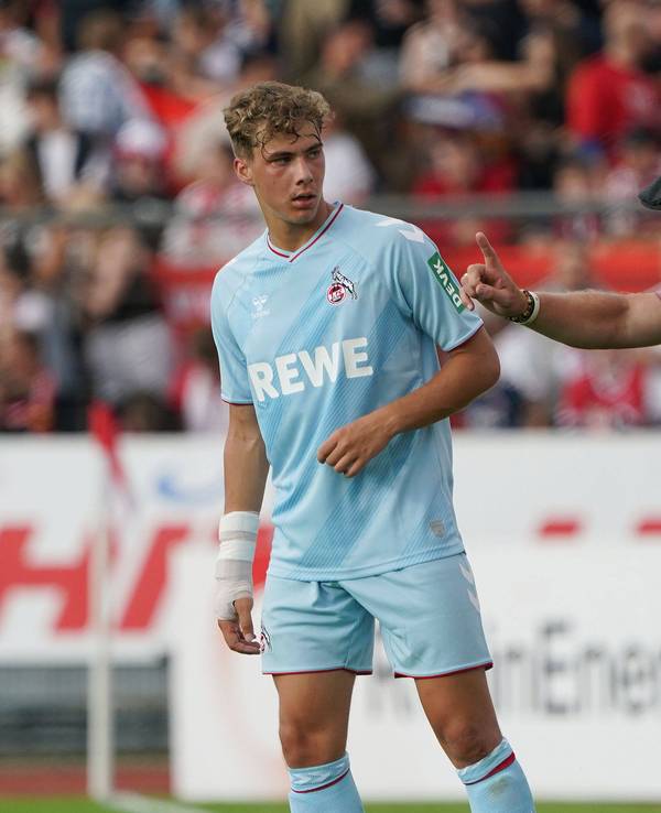 Steffen Baumgart (re.) gibt Meiko Wäschenbach Anweisungen.
