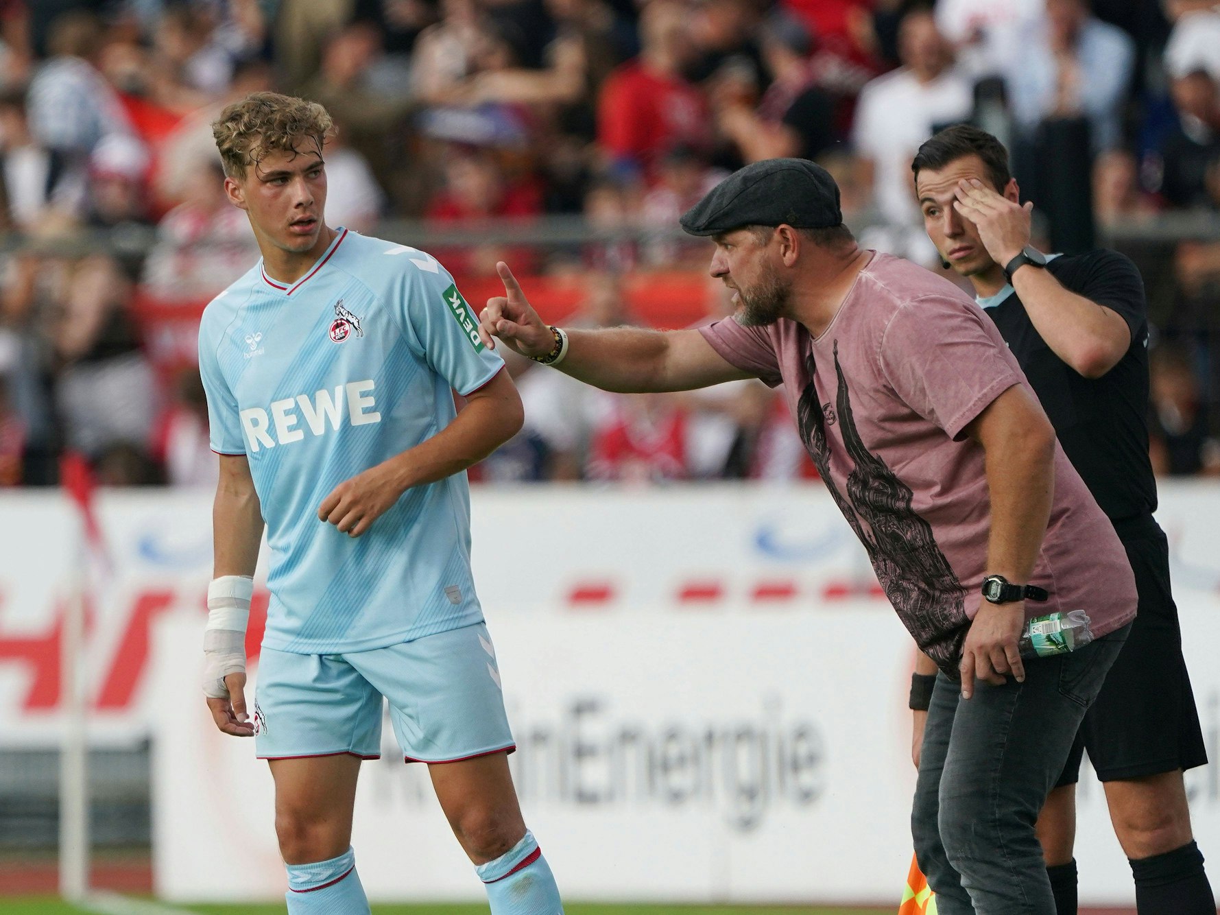 Steffen Baumgart (re.) gibt Meiko Wäschenbach Anweisungen.