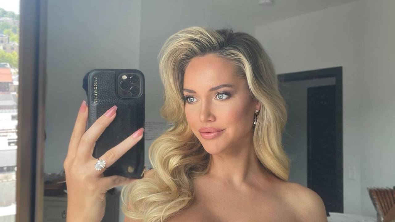 Kourtney Kellar posiert für ein Spiegelselfie.