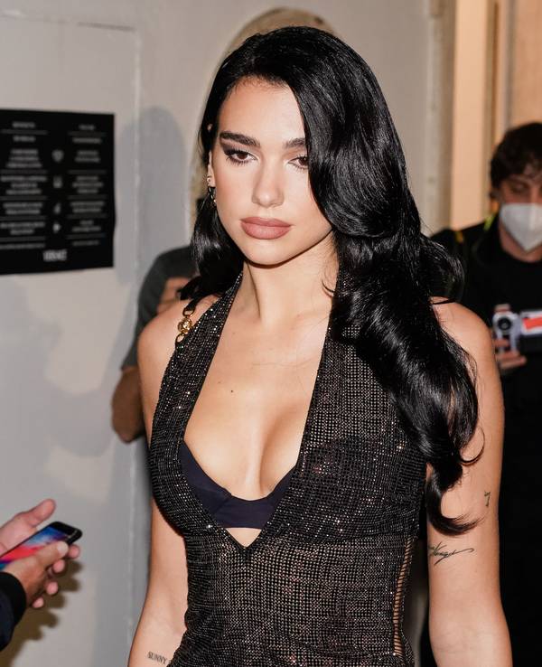 Dua Lipa im schwarzen Kleid.