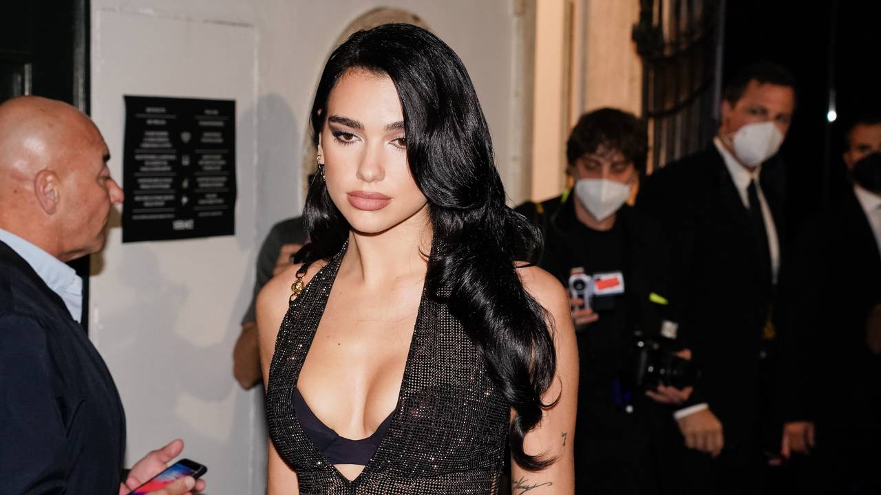 Dua Lipa im schwarzen Kleid.