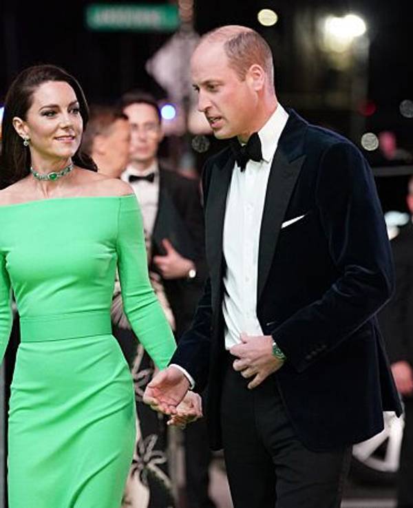 Kate (l), Prinzessin von Wales, und Prinz William, Prinz von Wales, winken der Menge zu, als sie zur Verleihung des Umweltpreises «Earthshot» in der MGM Music Hall at Fenway eintreffen.