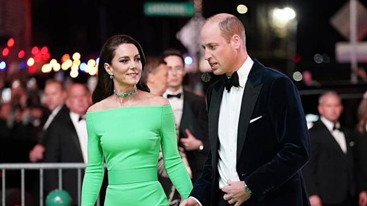 Kate (l), Prinzessin von Wales, und Prinz William, Prinz von Wales, winken der Menge zu, als sie zur Verleihung des Umweltpreises «Earthshot» in der MGM Music Hall at Fenway eintreffen.