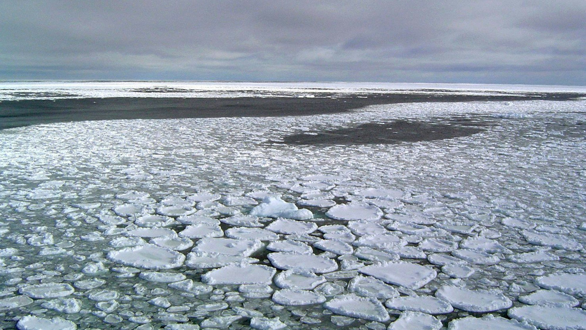 Dieses 2017 zur Verfügung gestellte Foto zeigt das Meereis auf dem Ozean rund um die Antarktis während einer Expedition im Rossmeer.