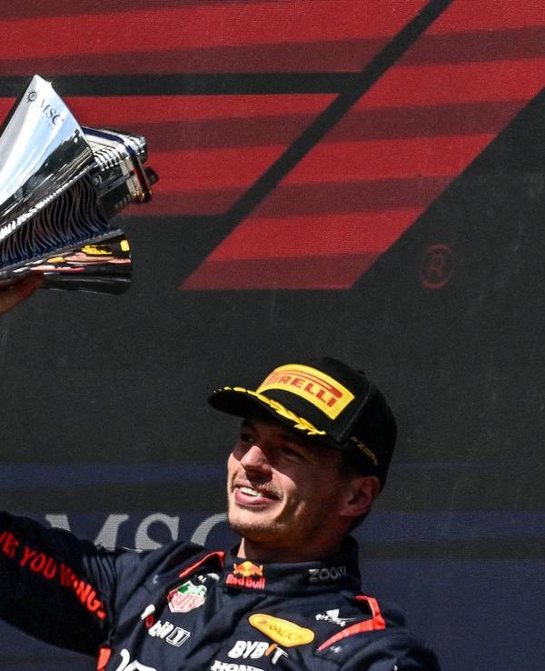 Max Verstappen reckt nach seinem Sieg in Spa den Siegerpokal in die Höhe.