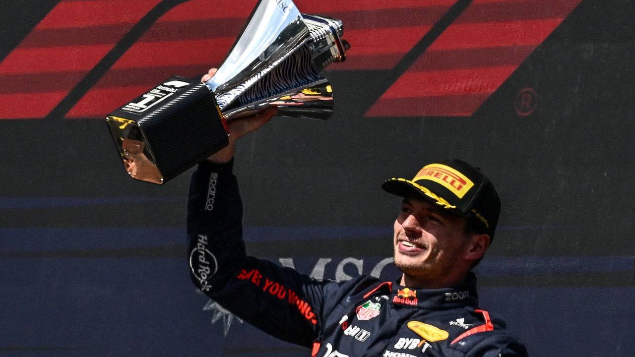 Max Verstappen reckt nach seinem Sieg in Spa den Siegerpokal in die Höhe.