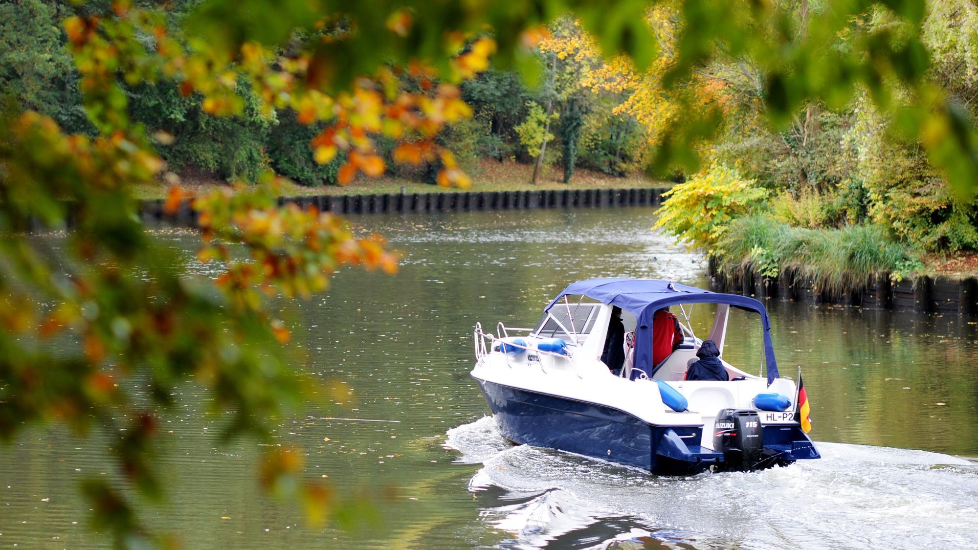 Ein Motorboot fährt am 19. Oktober 2013 in Lübeck (Schleswig-Holstein) auf dem Stadtgraben.