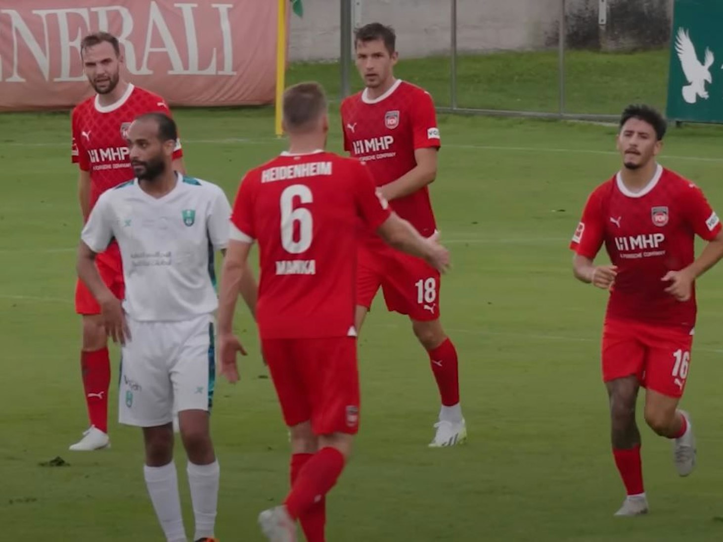 Die Profis des 1. FC Heidenheim im Spiel gegen Al-Ahli Saudi.