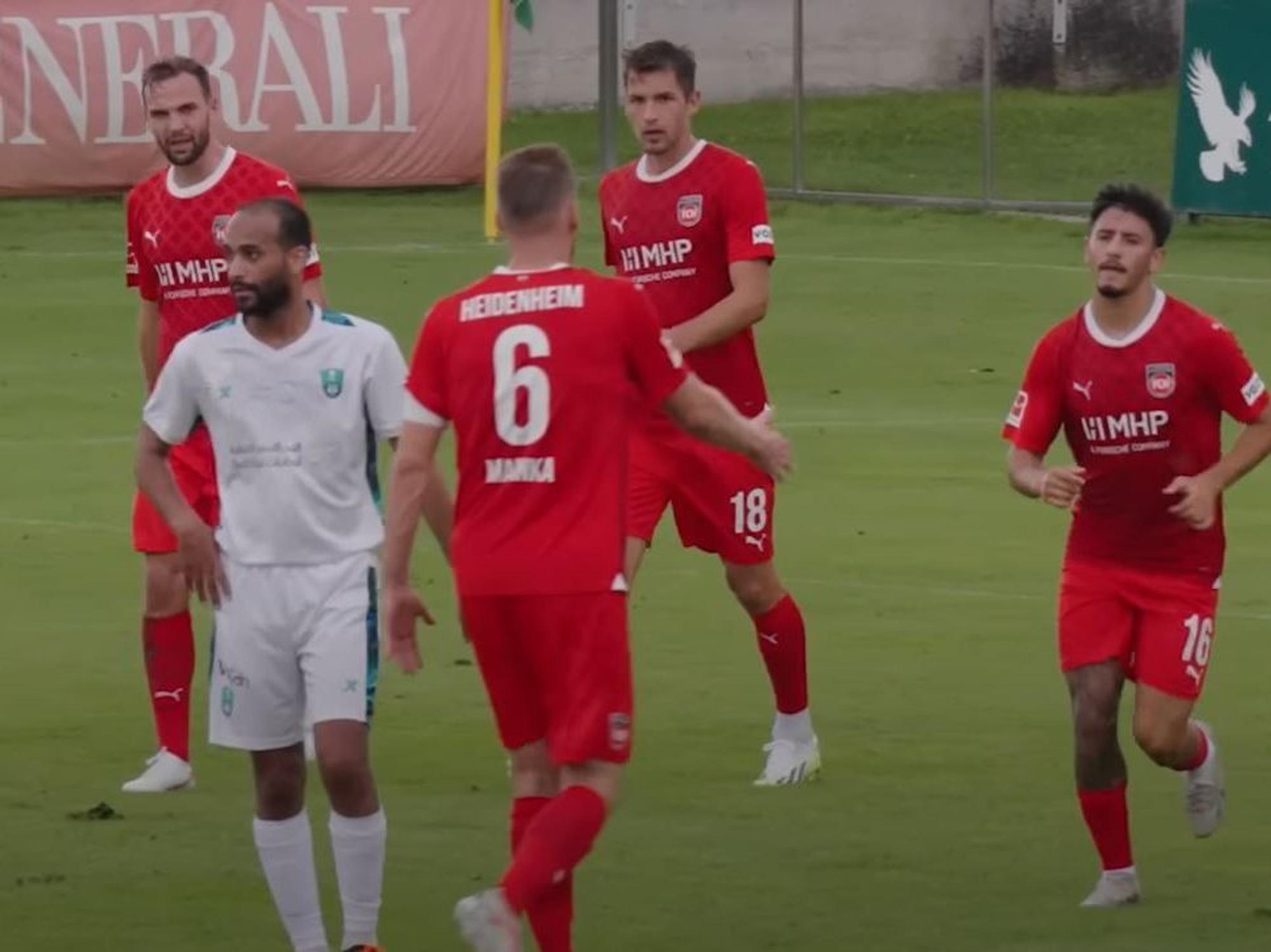 Die Profis des 1. FC Heidenheim im Spiel gegen Al-Ahli Saudi.