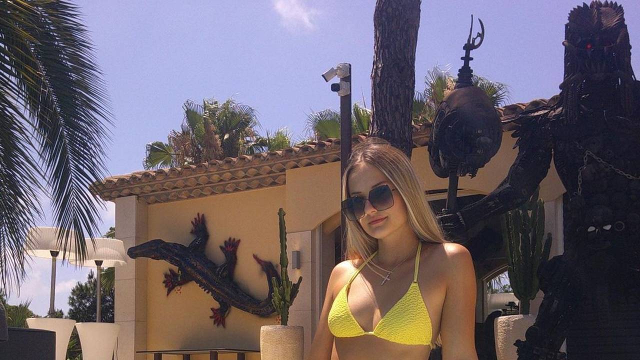 Davina Geiss im Bikini am Pool.