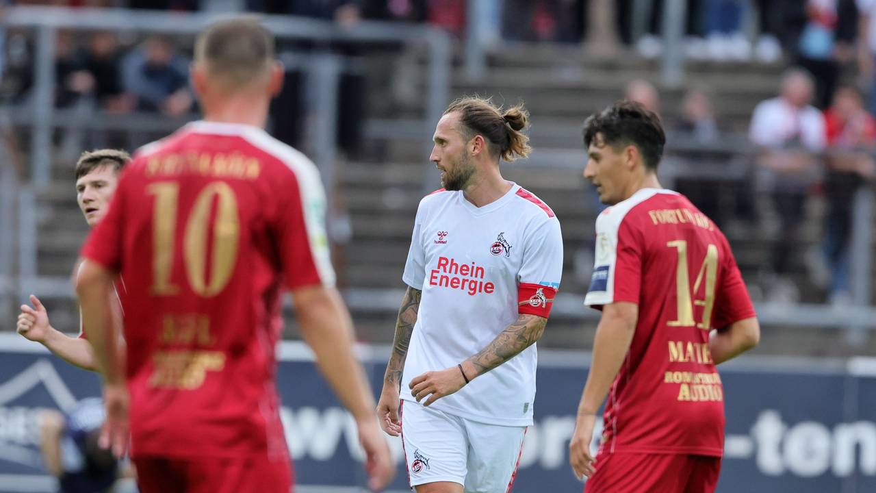 Marco Höger im Spiel bei Fortuna mit Kapitänsbinde.
