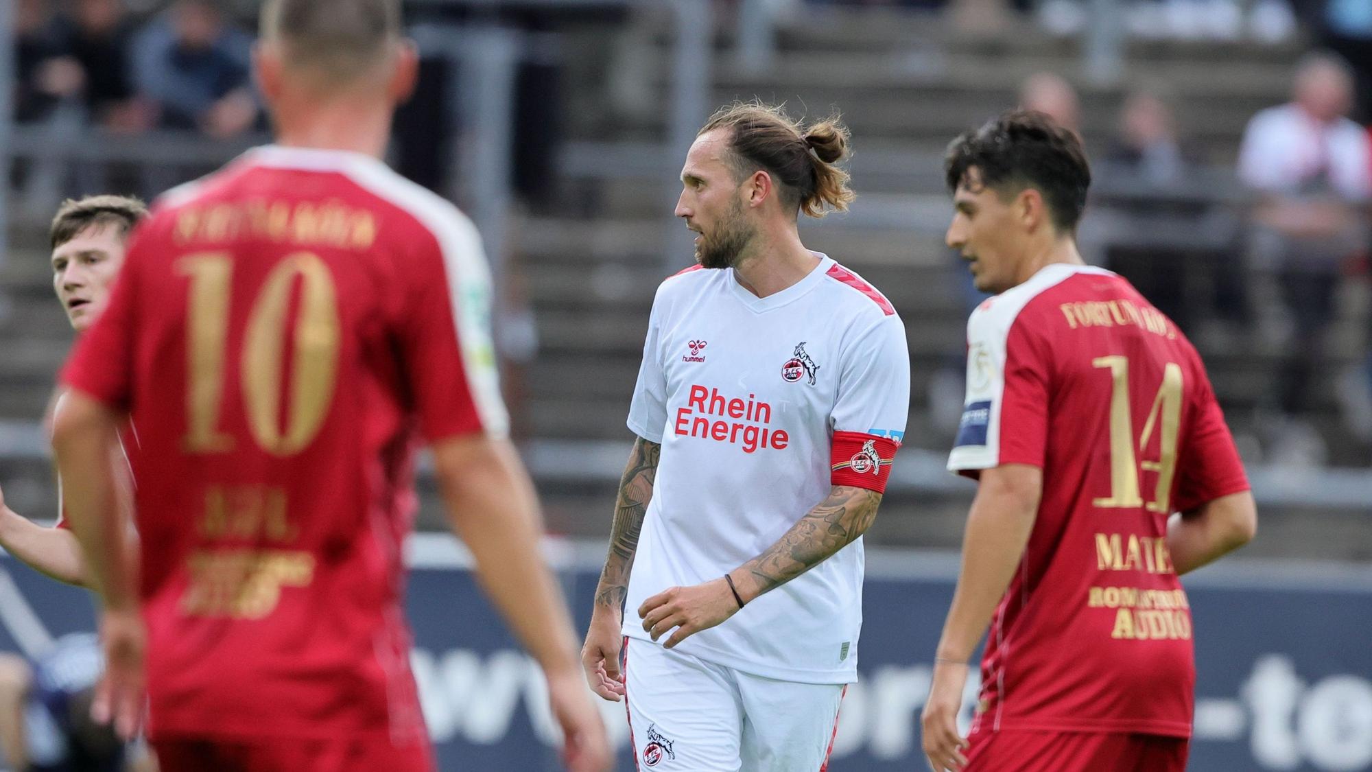 Marco Höger im Spiel bei Fortuna mit Kapitänsbinde.