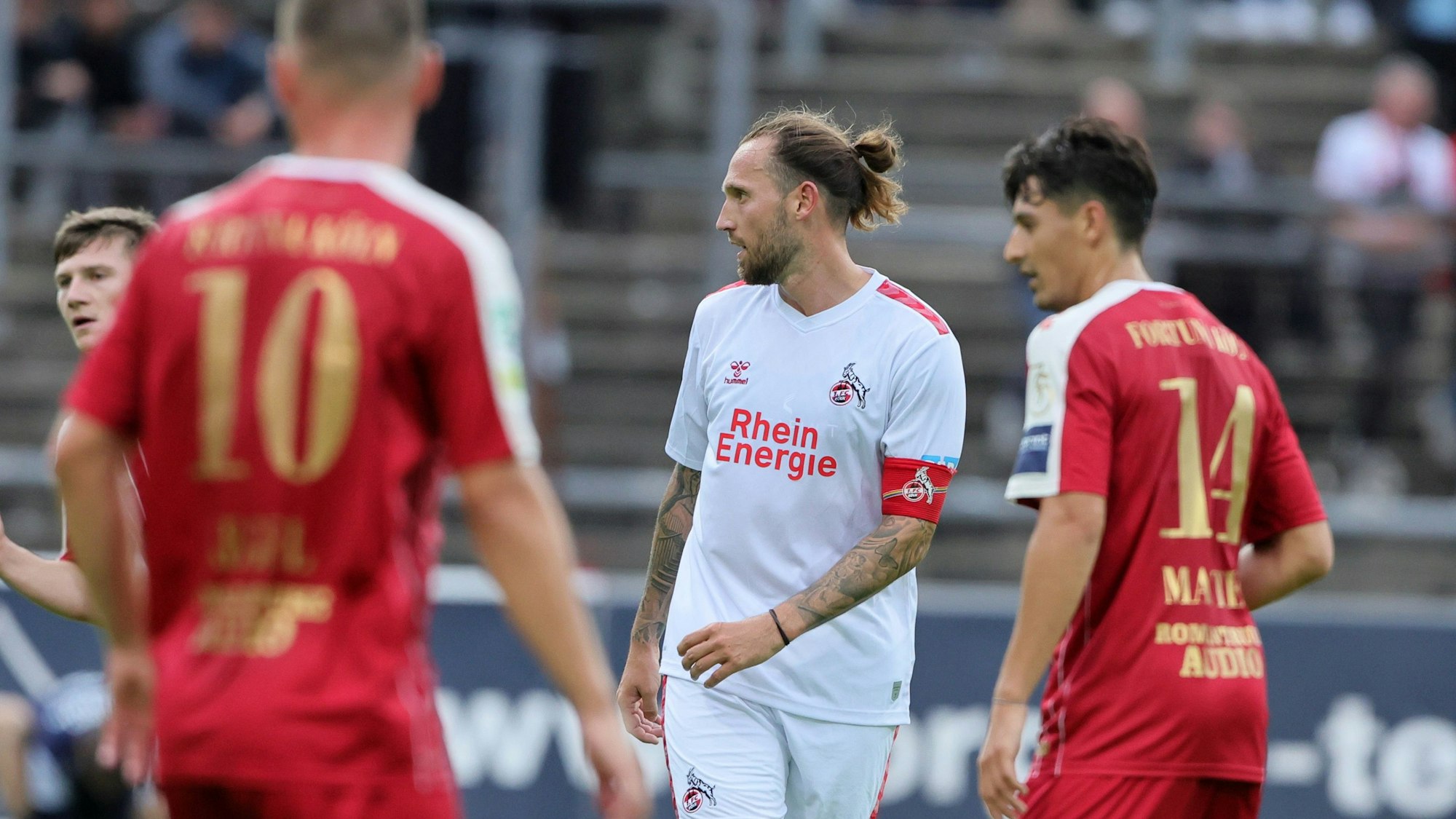 Marco Höger im Spiel bei Fortuna mit Kapitänsbinde.