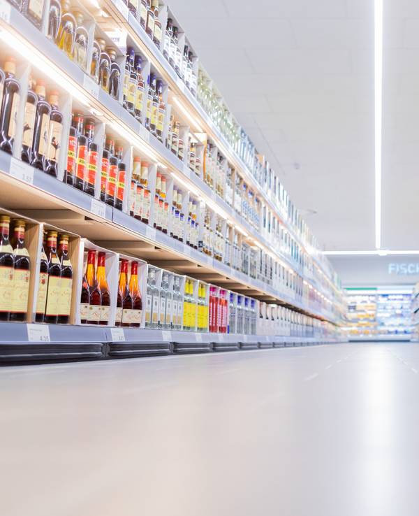 Blick zwischen Regale im Aldi.