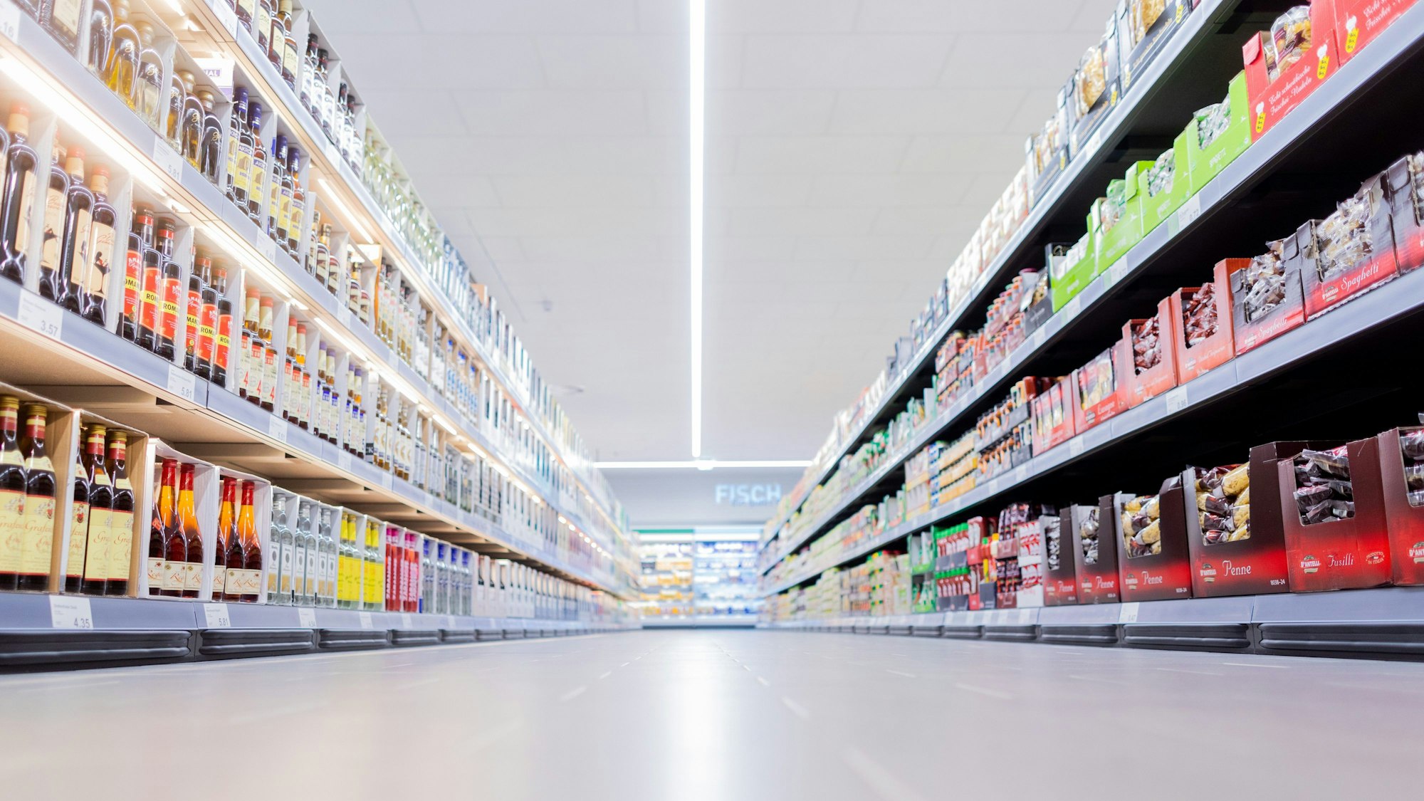 Blick zwischen Regale im Aldi.