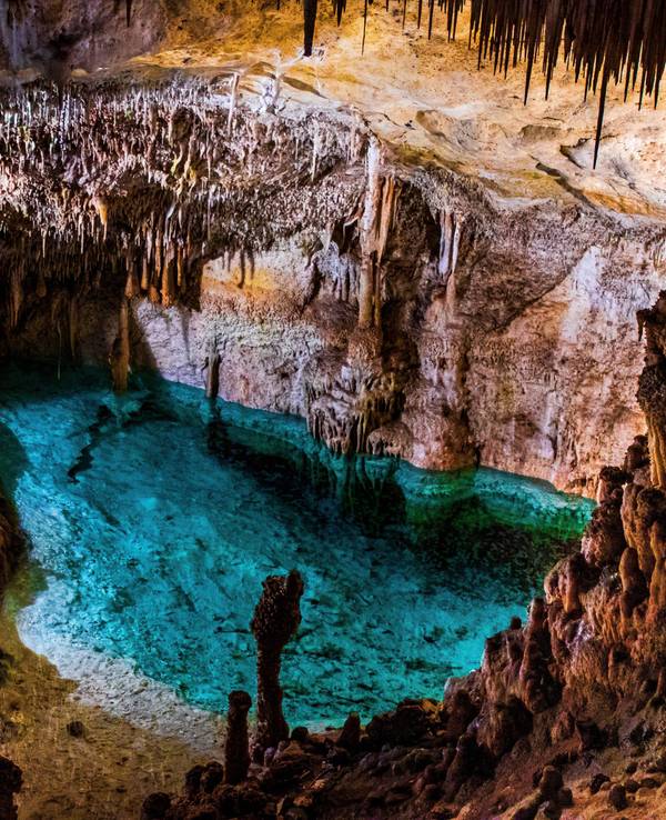 Das Bild zeigt den unterirdischen See in der Drachenhöhle (Tropfsteinhöhle) auf Mallorca im August 2019.