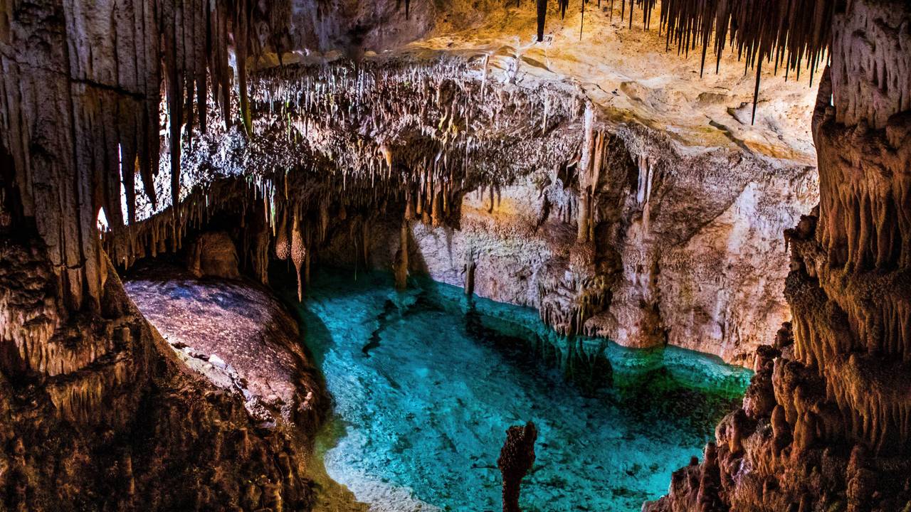 Das Bild zeigt den unterirdischen See in der Drachenhöhle (Tropfsteinhöhle) auf Mallorca im August 2019.