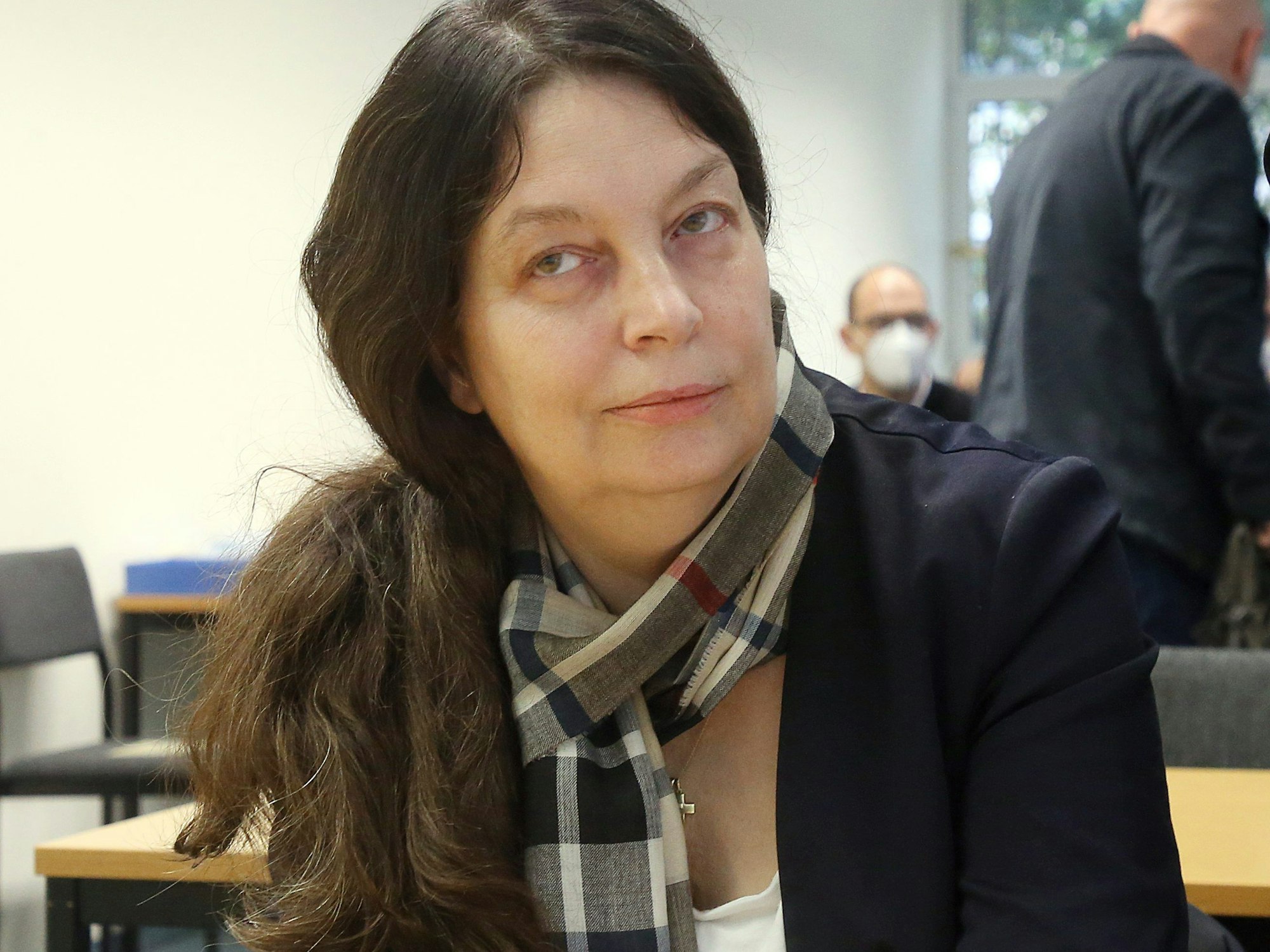 Birgit Malsack-Winkemann, Richterin und frühere Bundestagsabgeordnete der AfD, sitzt im Dezember 2022 im Verwaltungsgericht im Saal und wartet auf den Beginn der Sitzung in Berlin.