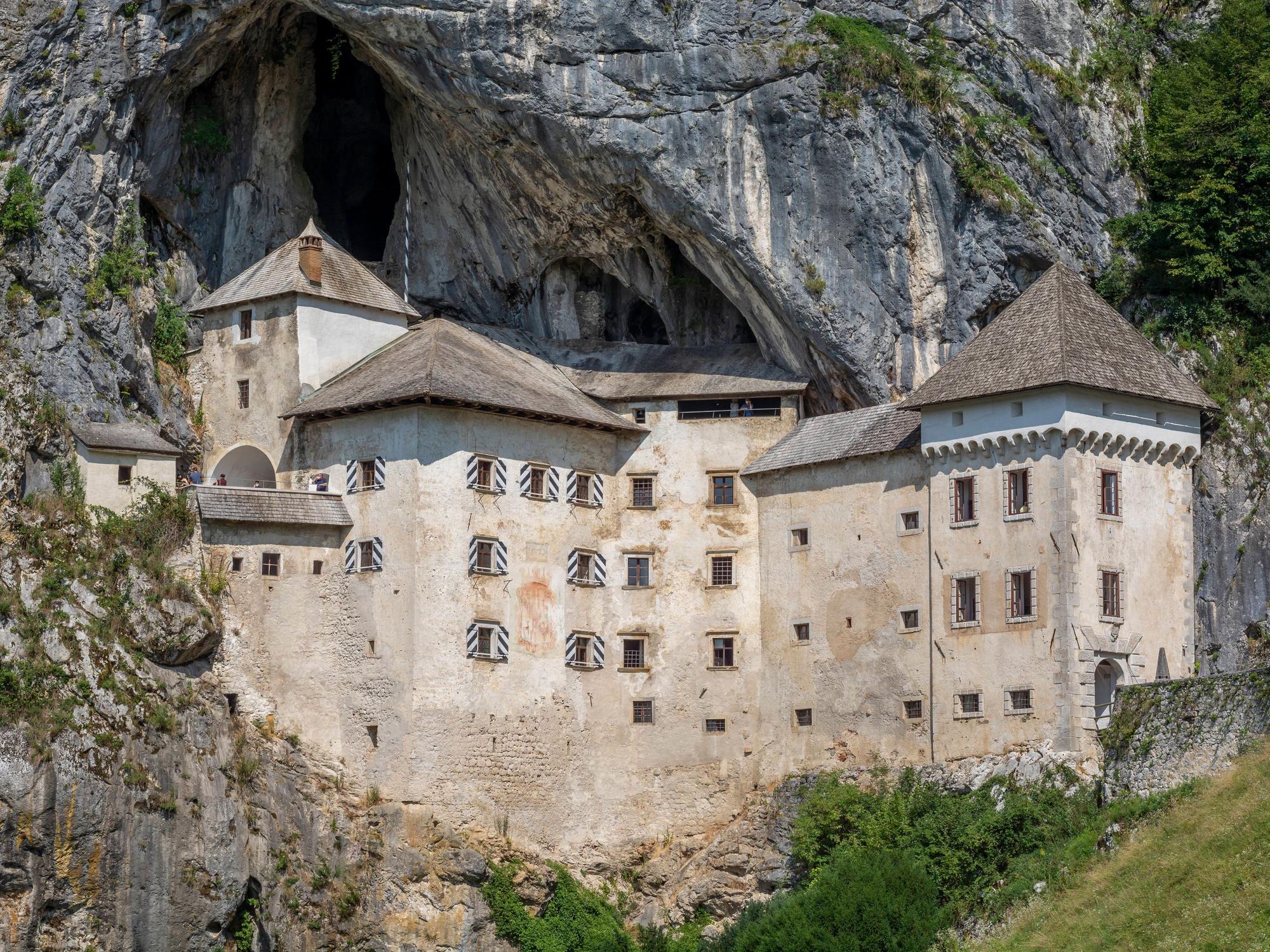 Die Burg Predjama am Höhleneingang in Postojna, Slowenien.