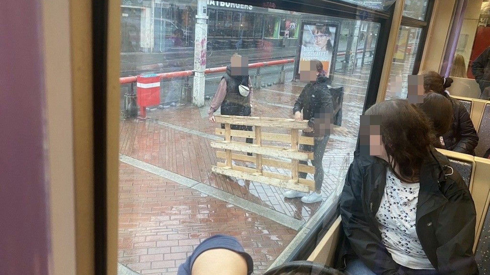 Zwei Frauen wollten eine Palette mit der KVB-Bahn transportieren.