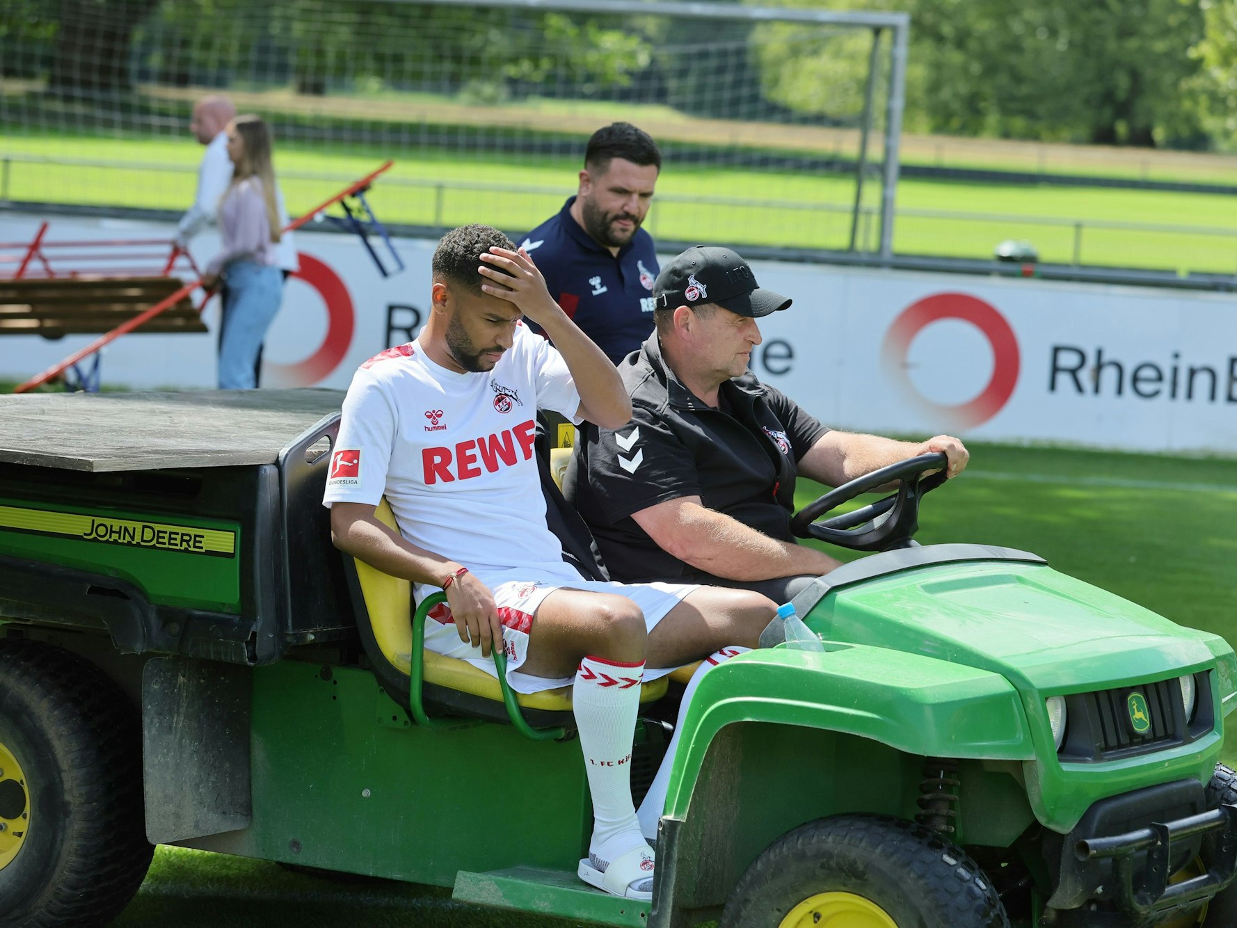 Linton Maina (1. FC Köln) musste verletzt zum Shooting gebracht werden.