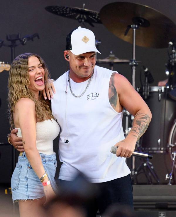 Influencerin Laura Maria Rypa und Sänger Pietro Lombardi bei seinem Konzert im Rahmen des BonnLive OpenAir am Telekom Campus in Bonn-Beuel.