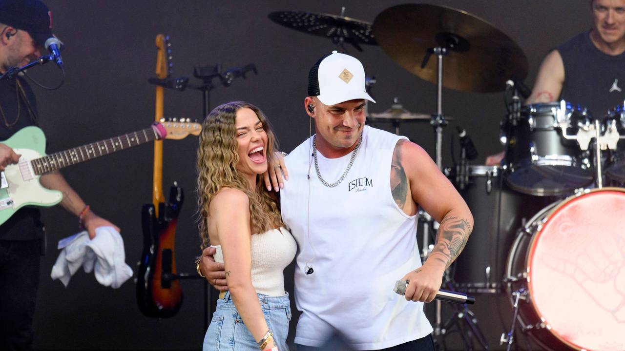 Influencerin Laura Maria Rypa und Sänger Pietro Lombardi bei seinem Konzert im Rahmen des BonnLive OpenAir am Telekom Campus in Bonn-Beuel.