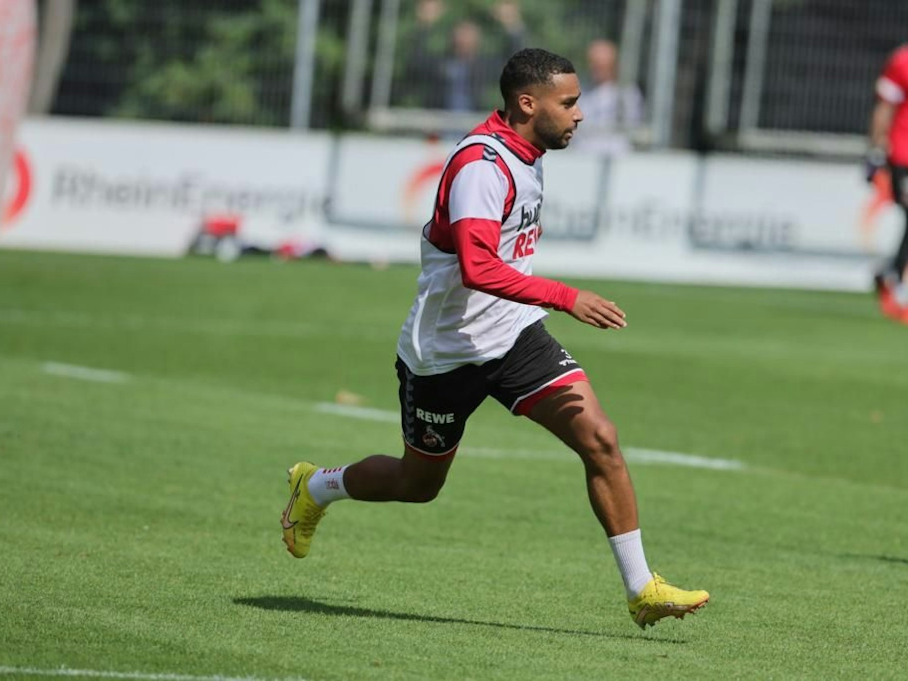 Linton Maina im Training mit Leibchen.