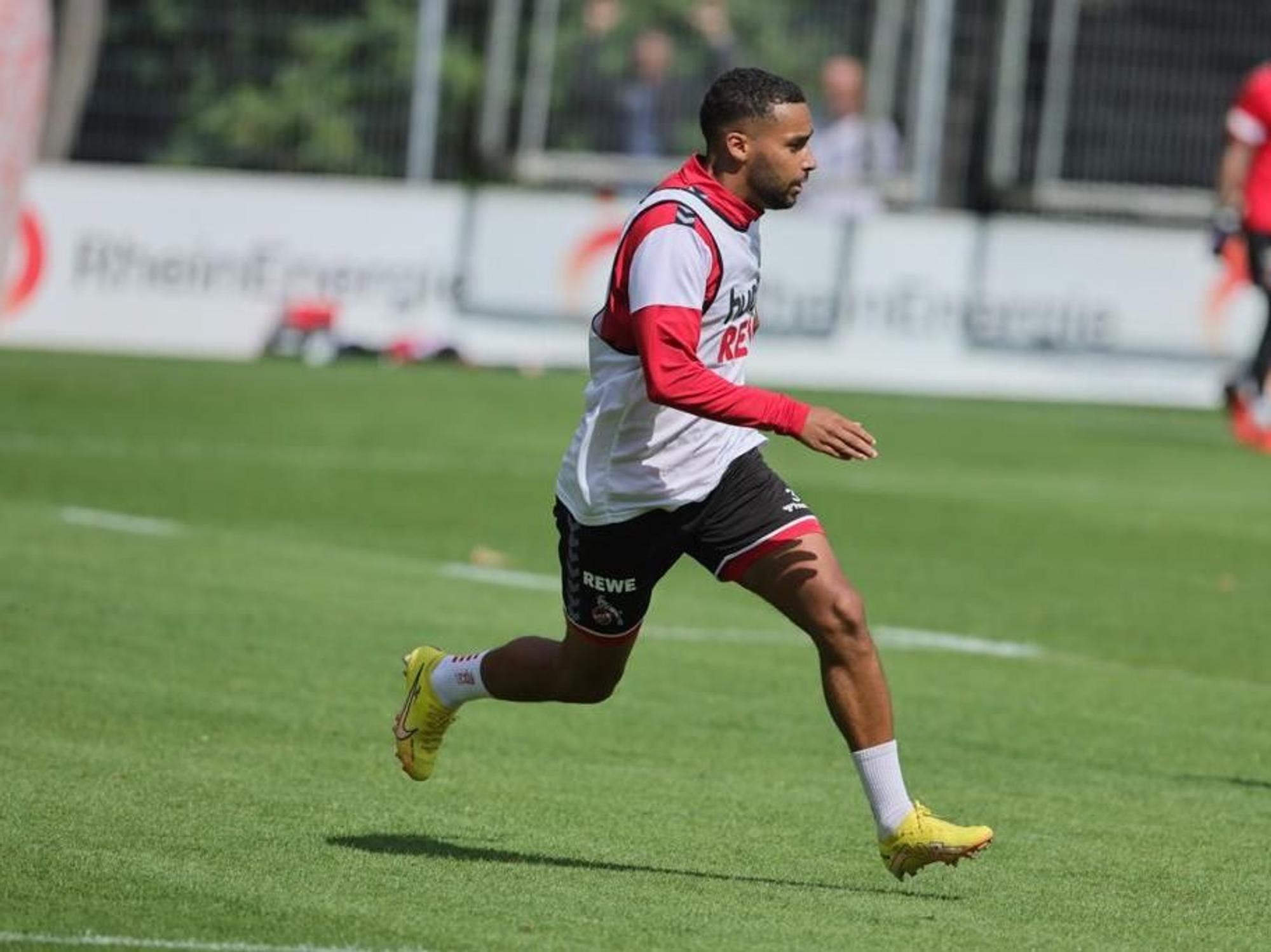 Linton Maina im Training mit Leibchen.