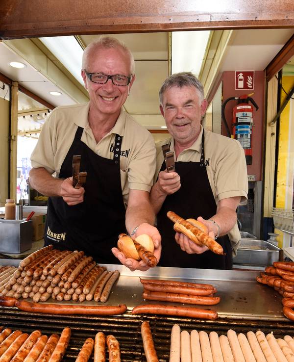 Auch Moderatoren-Legenden stehen auf die Kebben-Würstchen, wie Manni Breuckmann (r.), der Willi Kebben schon mal beim Verkauf auf der Kirmes half.