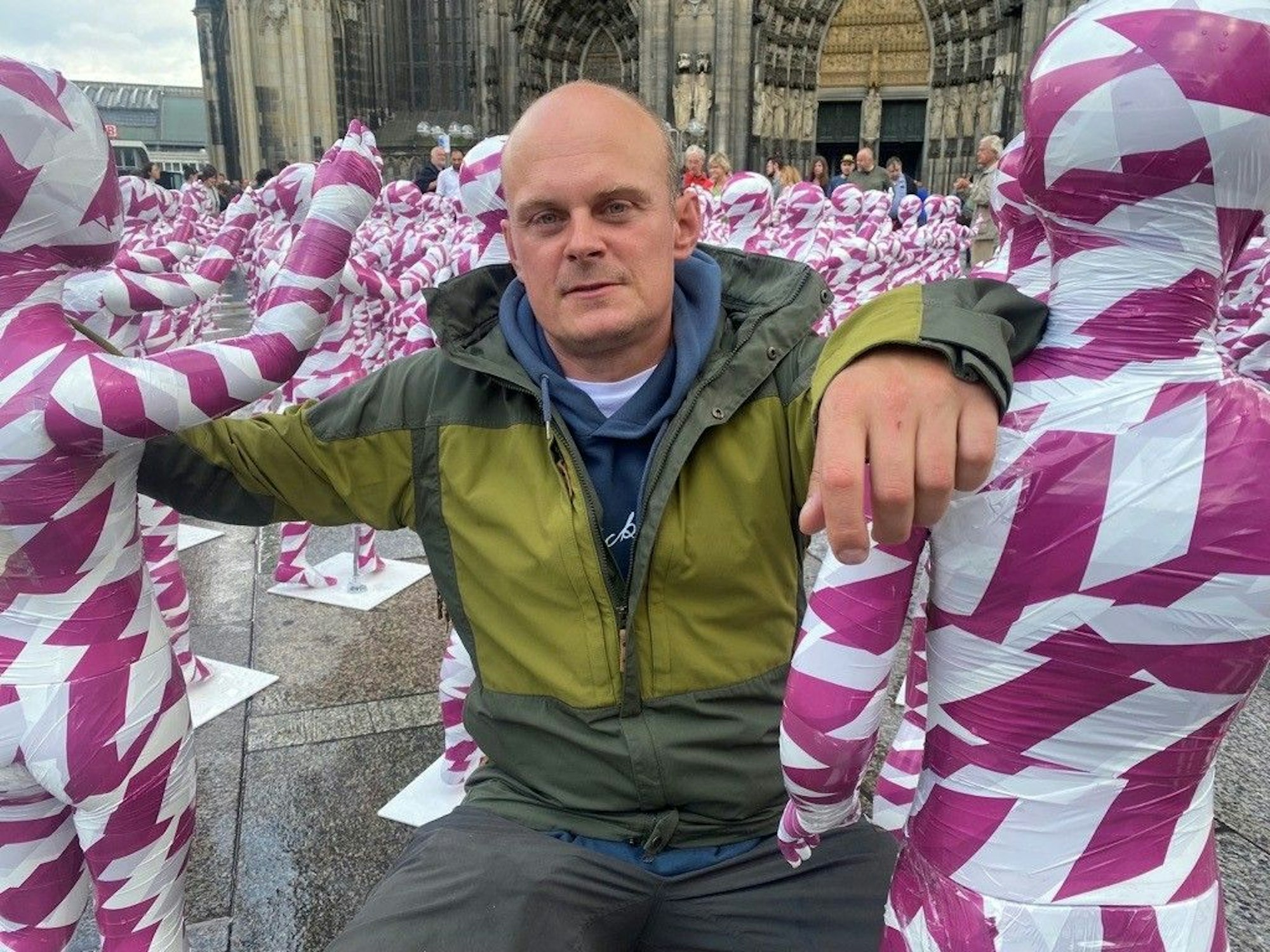 Künstler Dennis Josef Meseg vor dem Kölner Dom