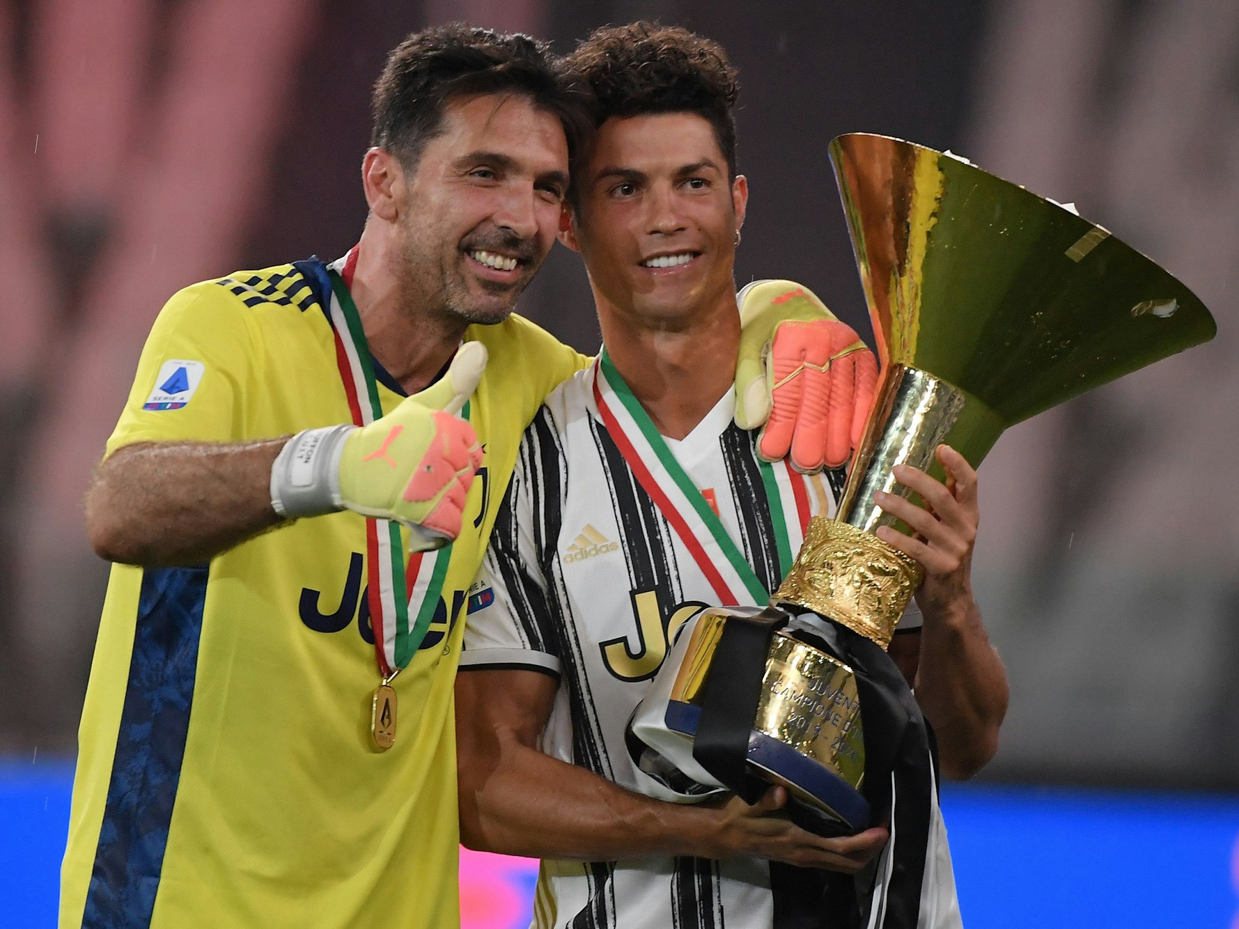 Gianluigi Buffon (l) und Cristiano Ronaldo von Juventus jubeln mit der Trophäe, während die Juventus-Spieler am Ende des Spiels den neunten italienischen Meistertitel in Folge feiern.