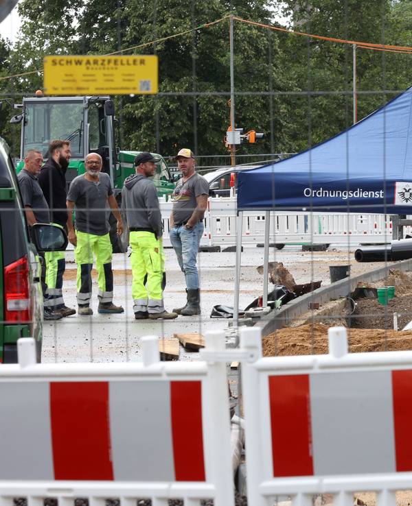 Über der entdeckten Bombe steht ein Zelt der Stadt Köln, der Bereich ist abgesperrt.