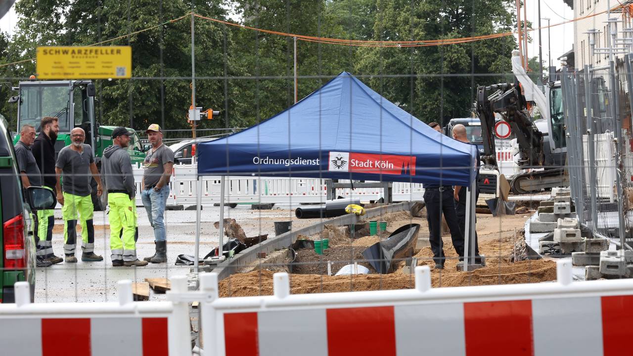 Über der entdeckten Bombe steht ein Zelt der Stadt Köln, der Bereich ist abgesperrt.