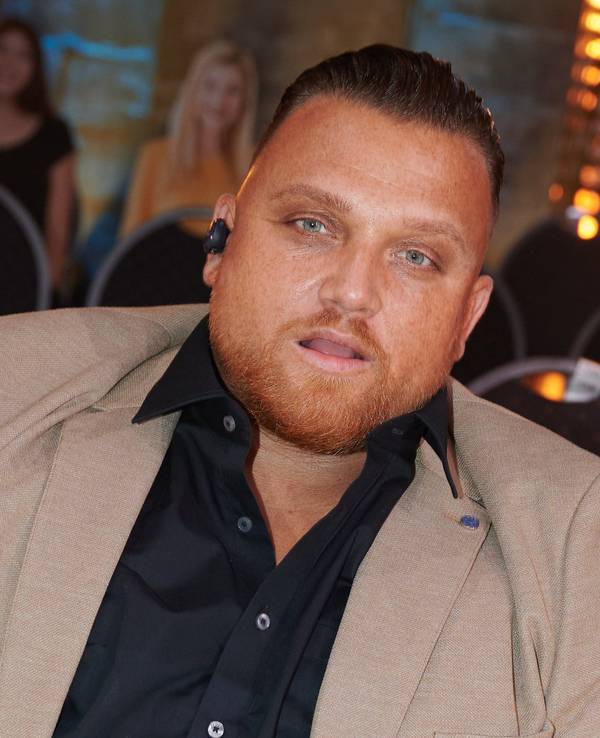 Der Sänger Menowin Fröhlich sitz bei der Sat.1 Fernsehshow „Das große Sat.1 Promiboxen“ in der Halle.