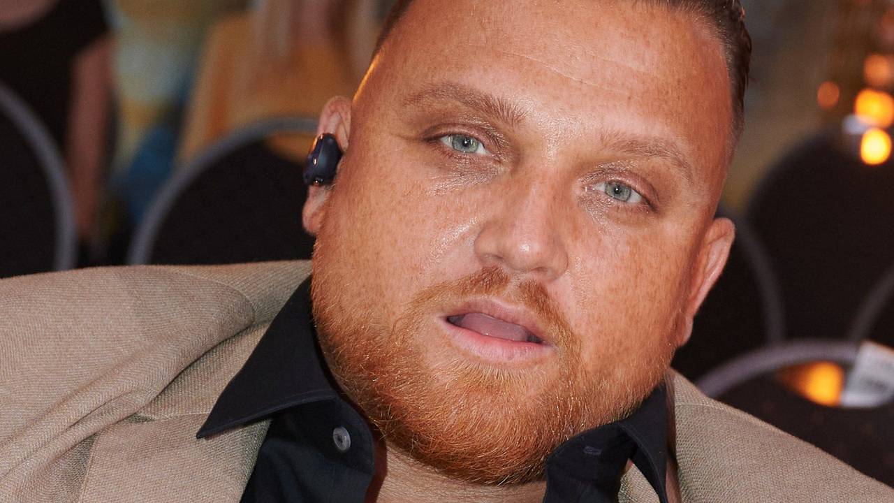 Der Sänger Menowin Fröhlich sitz bei der Sat.1 Fernsehshow „Das große Sat.1 Promiboxen“ in der Halle.