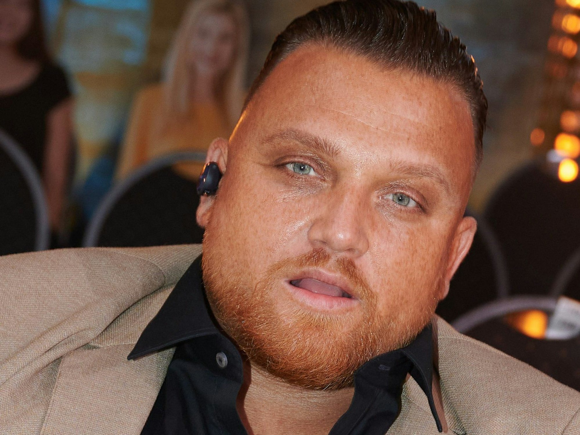 Der Sänger Menowin Fröhlich sitz bei der Sat.1 Fernsehshow „Das große Sat.1 Promiboxen“ in der Halle.