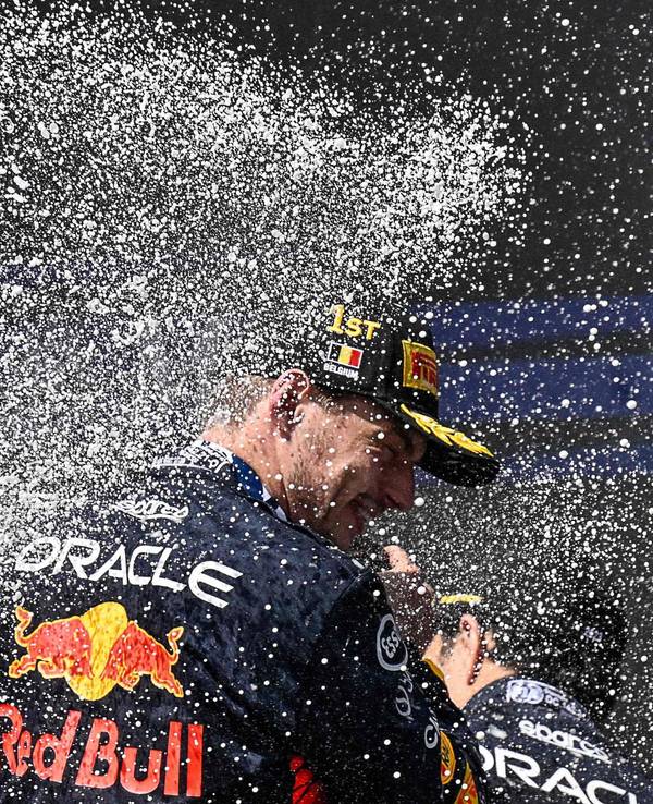 Max Verstappen wird nach seinem Sieg mit Champagner vollgespritzt.
