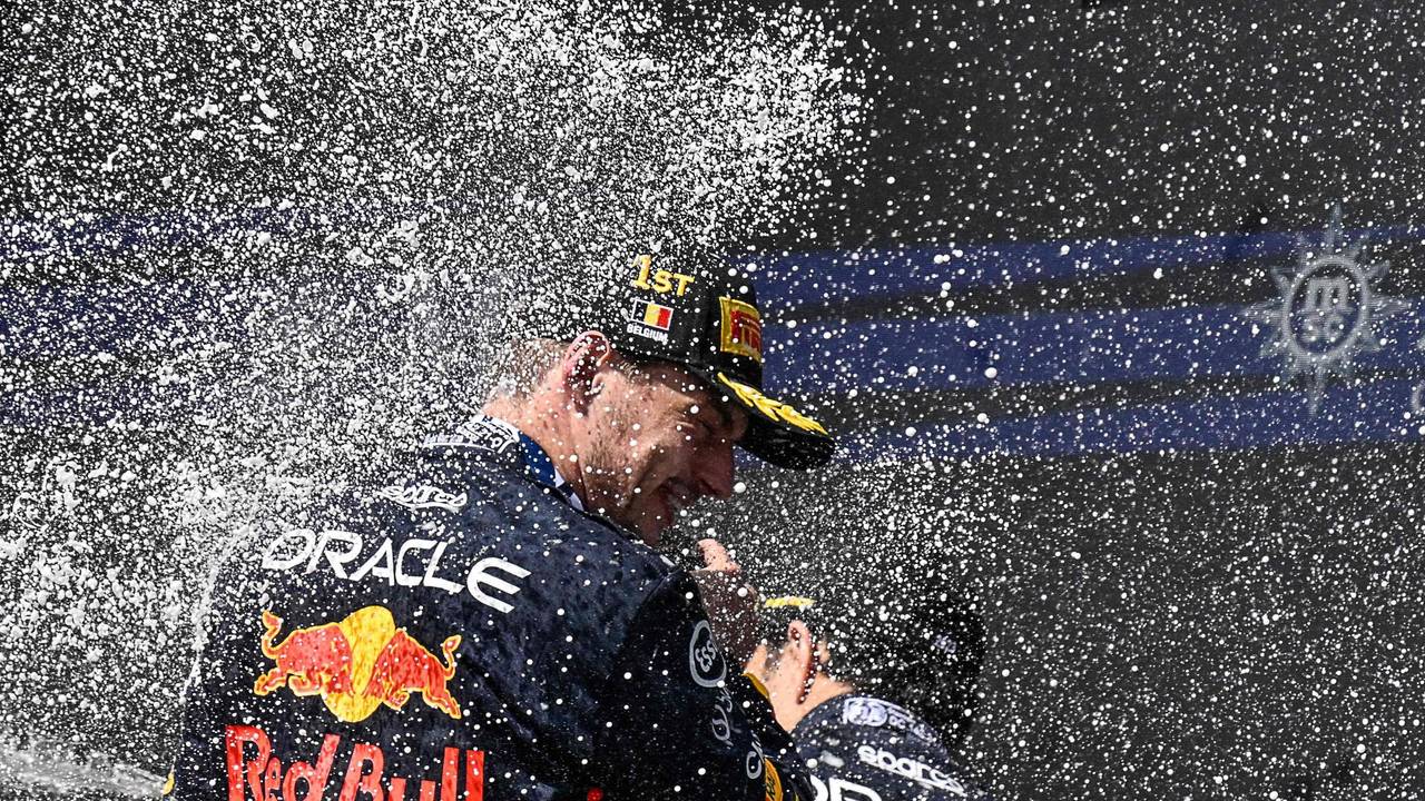 Max Verstappen wird nach seinem Sieg mit Champagner vollgespritzt.