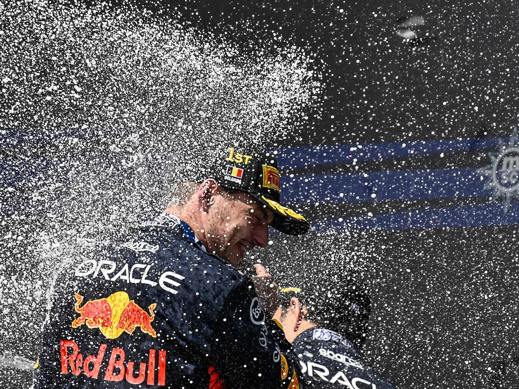 Max Verstappen wird nach seinem Sieg mit Champagner vollgespritzt.
