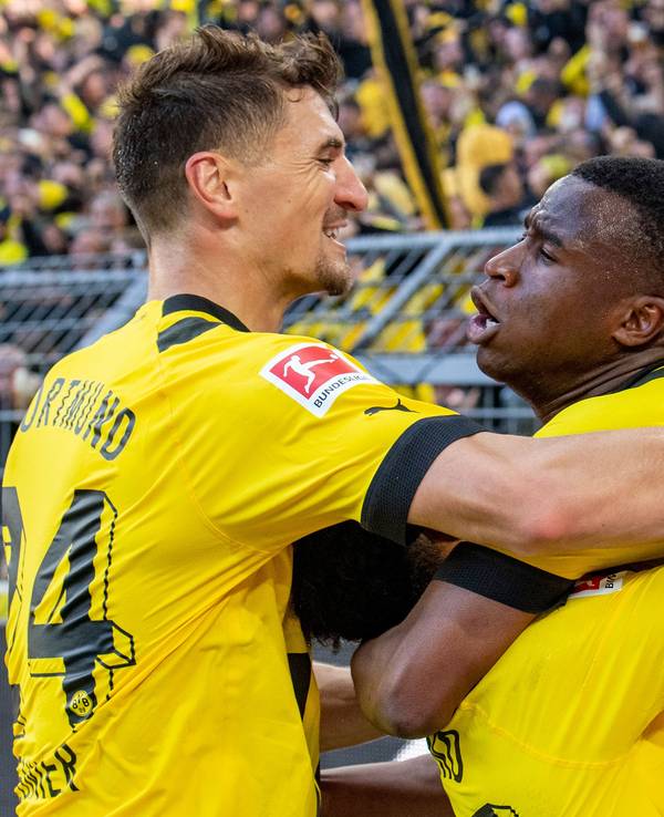 Dortmunds Thomas Meunier (l-r), Karim Adeyemi und Youssoufa Moukoko jubeln nach dem Tor zum 1:0.