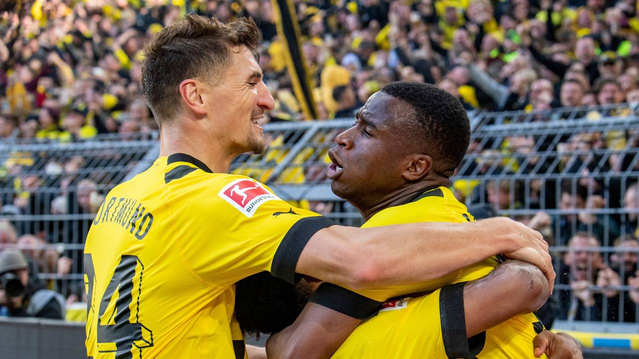 Dortmunds Thomas Meunier (l-r), Karim Adeyemi und Youssoufa Moukoko jubeln nach dem Tor zum 1:0.