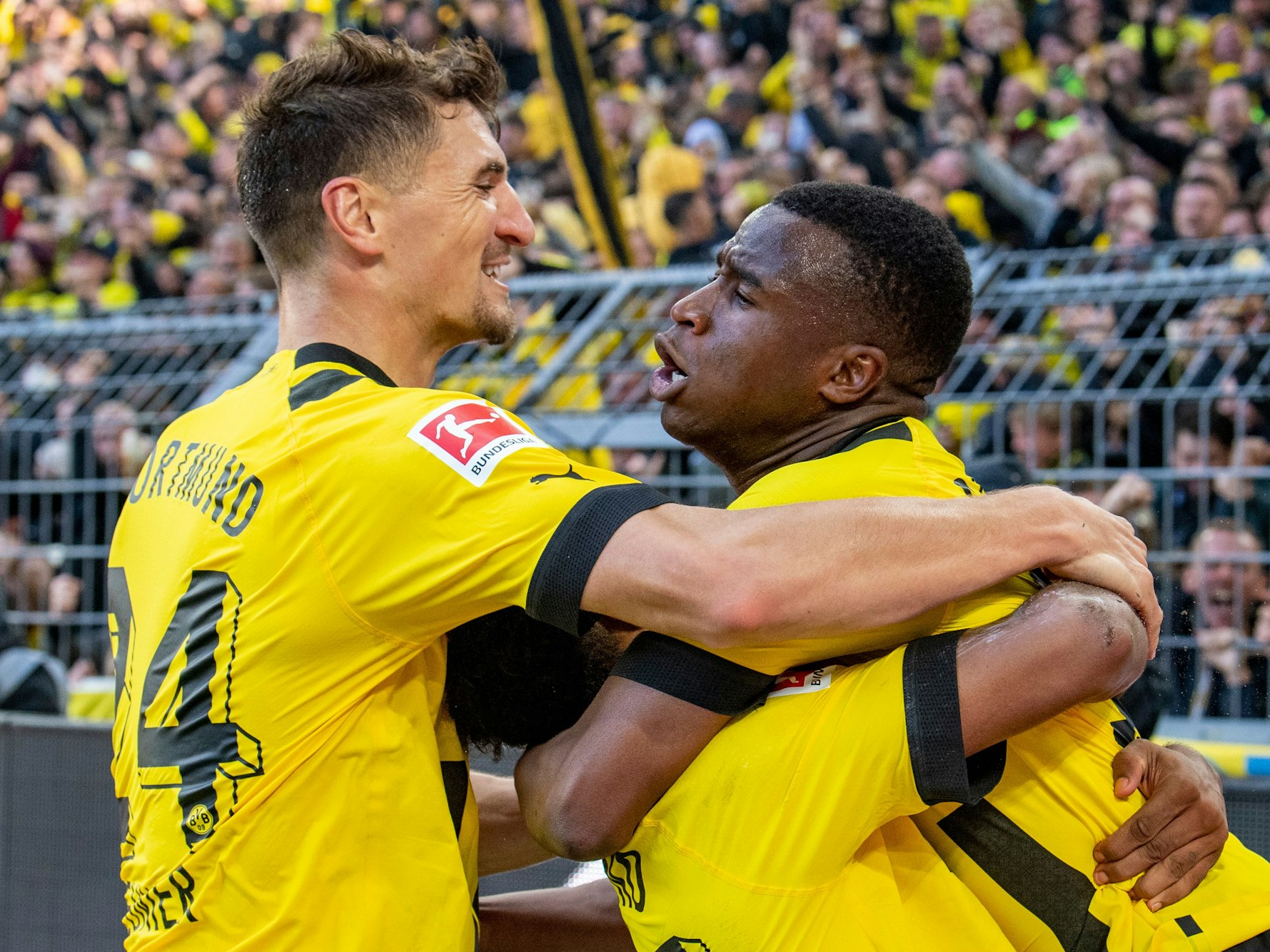 Dortmunds Thomas Meunier (l-r), Karim Adeyemi und Youssoufa Moukoko jubeln nach dem Tor zum 1:0.