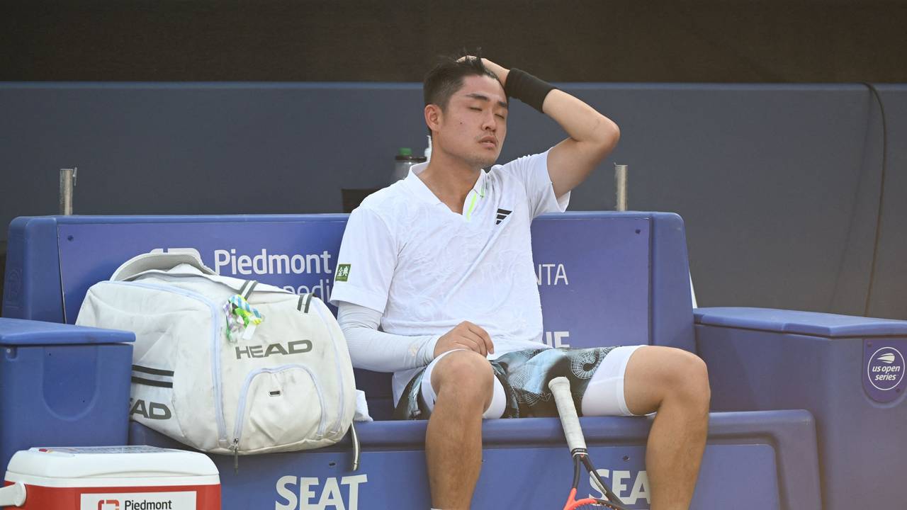 Wu Yibing sitzt beim ATP-Turnier in Atlanta erschöpft auf der Bank.