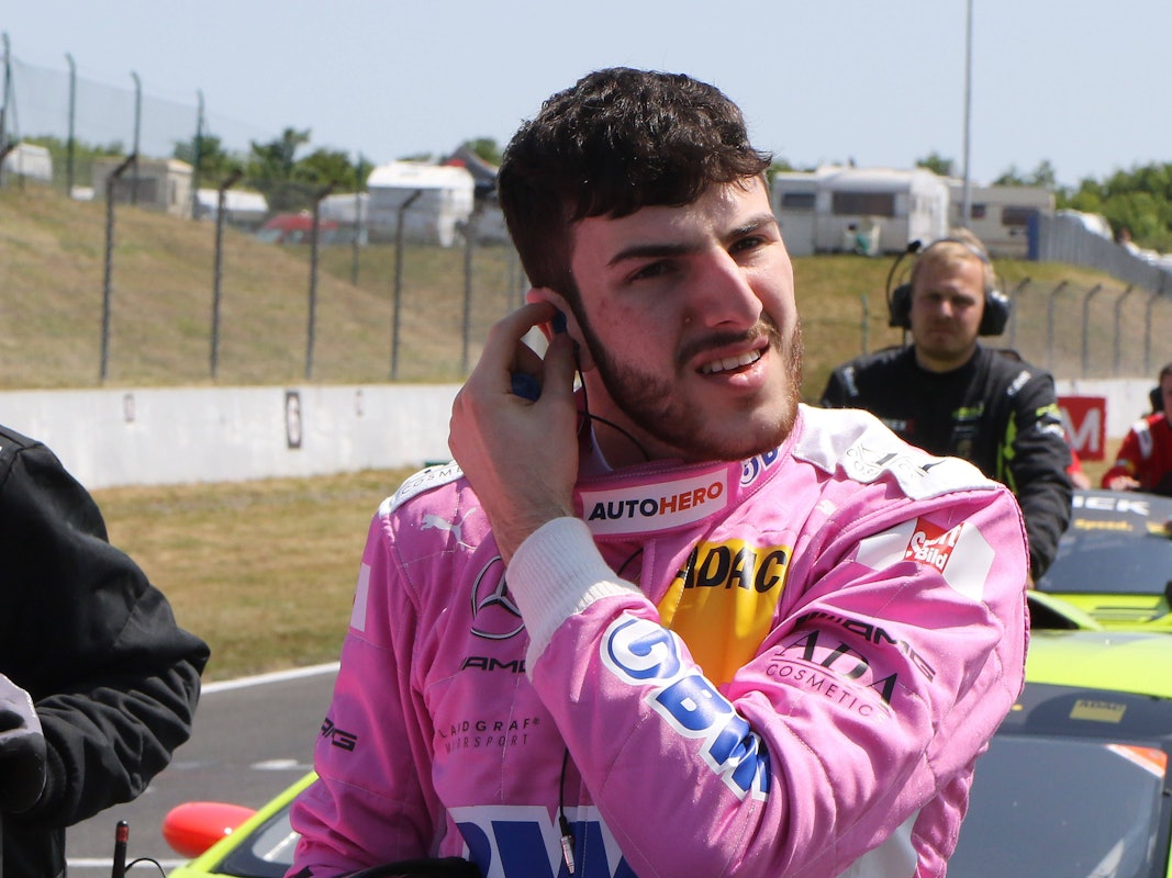 Der gebürtige Kölner Jusuf Owega (Mercedes-AMG Team BWT) beim DTM-Lauf in Oschersleben an der Strecke.