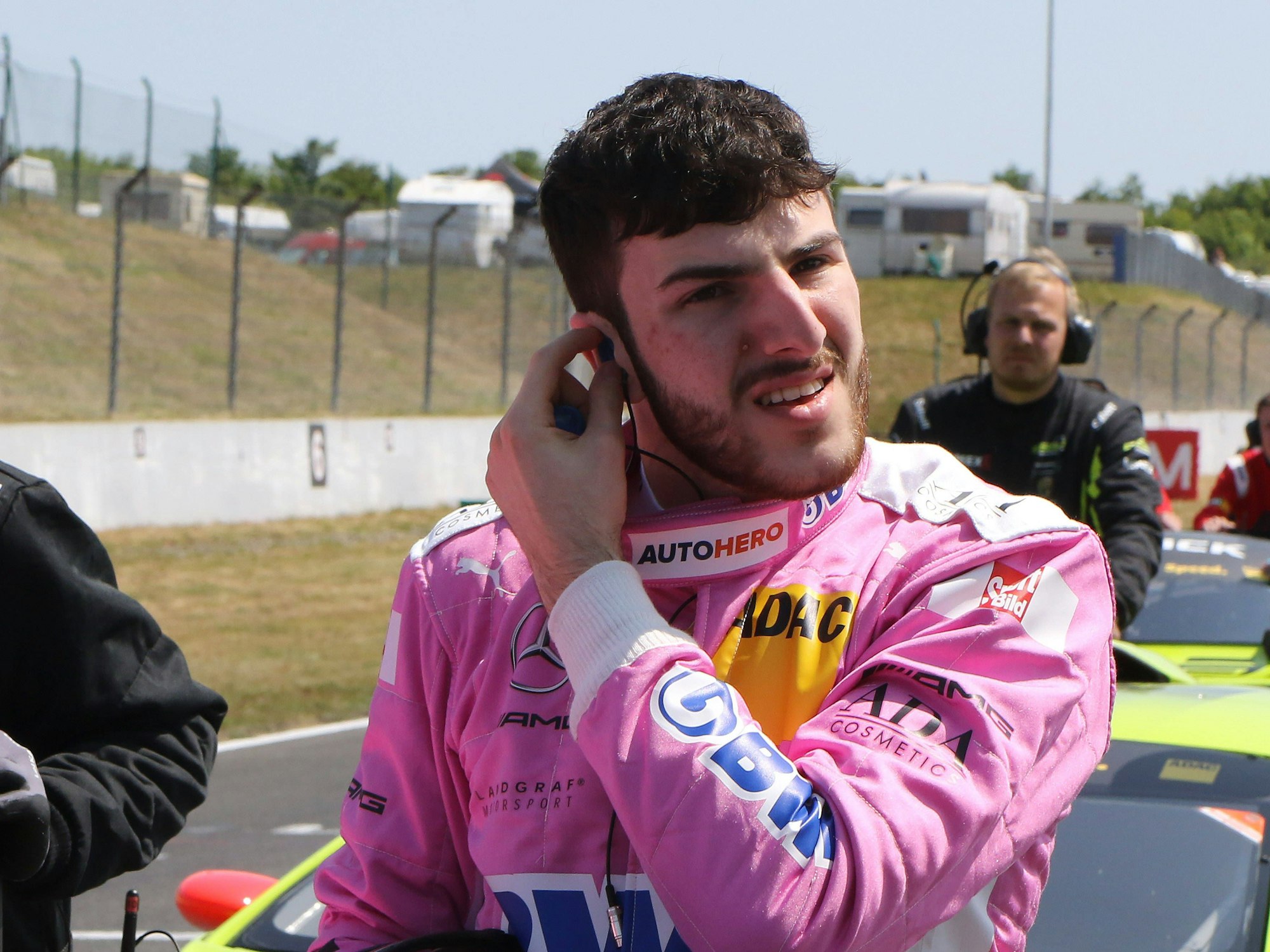 Der gebürtige Kölner Jusuf Owega (Mercedes-AMG Team BWT) beim DTM-Lauf in Oschersleben an der Strecke.