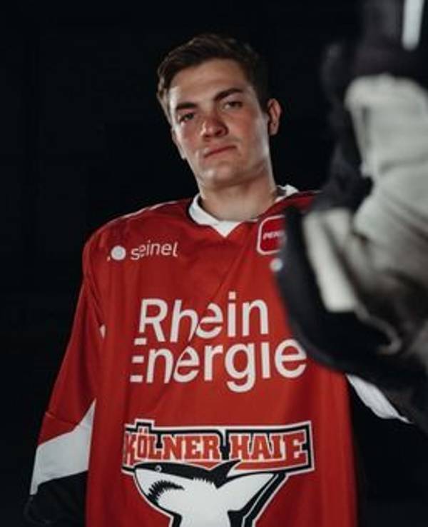 Stürmer Justin Schütz trägt das Trikot für die Saison 2023/24.