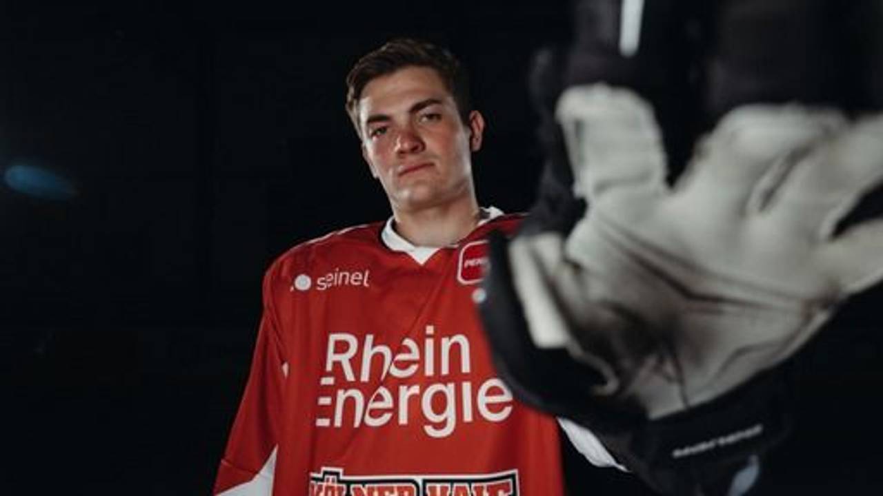 Stürmer Justin Schütz trägt das Trikot für die Saison 2023/24.