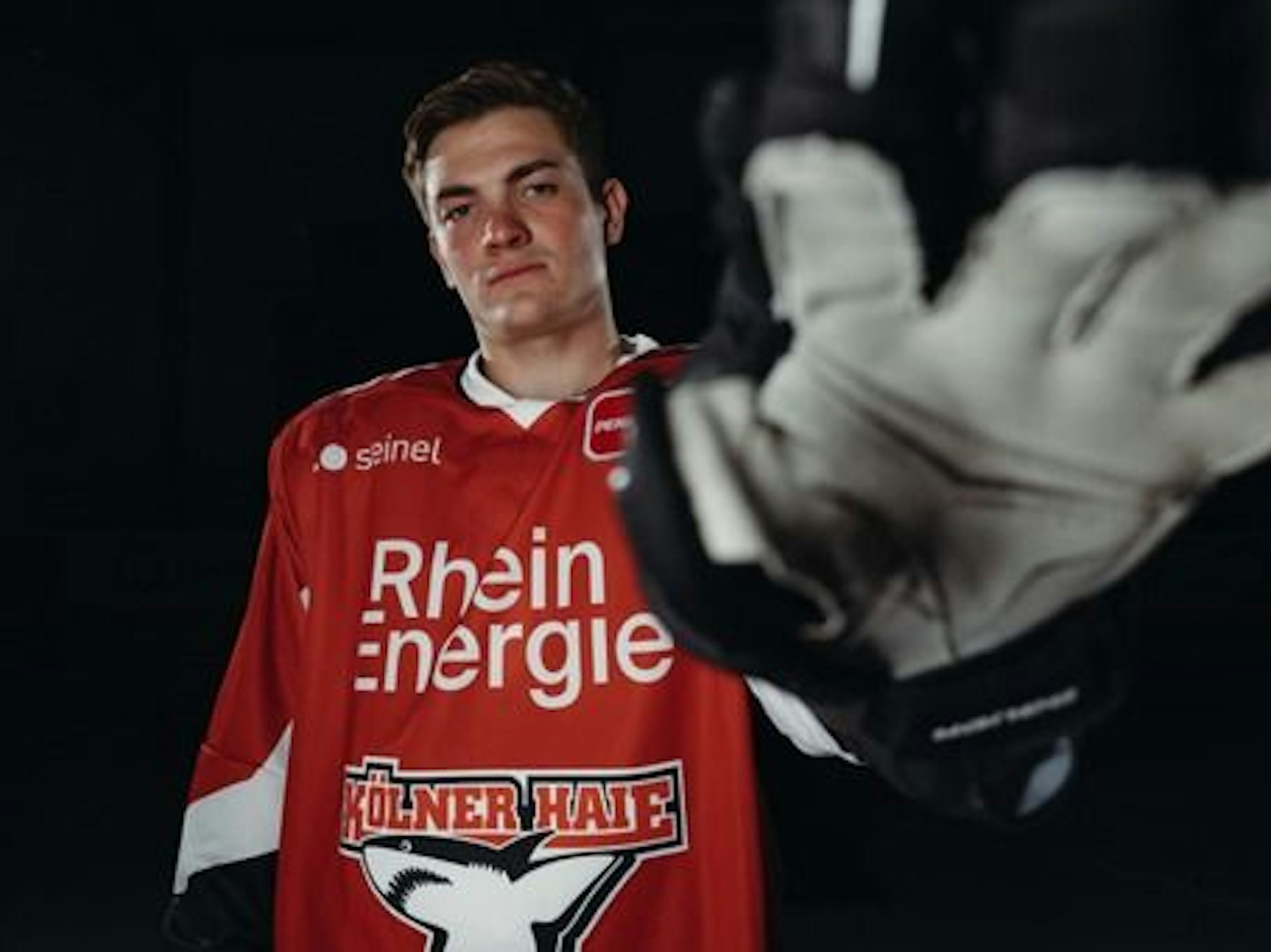 Stürmer Justin Schütz trägt das Trikot für die Saison 2023/24.